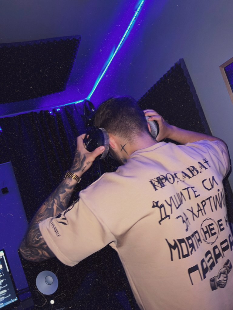 T-shirt Bezdushie beige / black