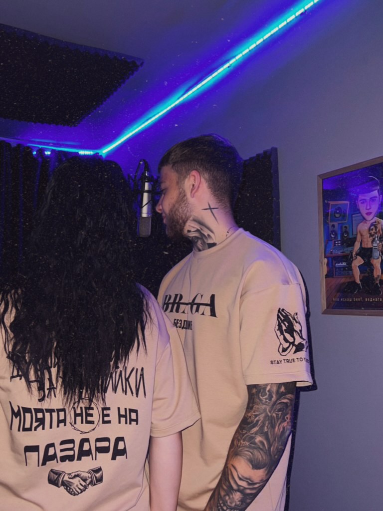 T-shirt Bezdushie beige / black